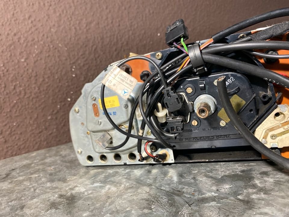 Mercedes W124 Tacho Benzin Drehzahlmesser Borduhr 1245431425 – Bild 4